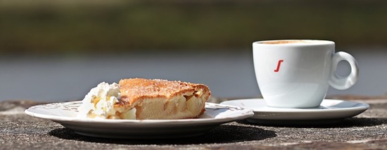 Fika med kaffe och kaka!